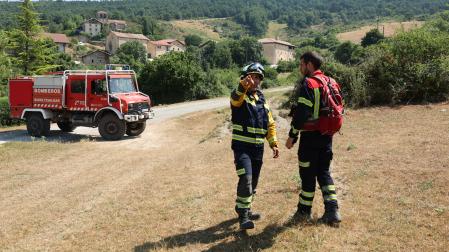 Efectivos de bomberos en una de las localidades afectadas por el incendio.
