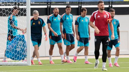 Los jugadores de la selección española durante un entrenamiento en Atlanta, con Unai Simón al frente