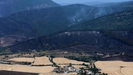 Imagen de este viernes, 26 de junio, del incendio en Ezcabarte, al norte del monte San Cristóbal.