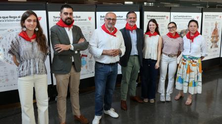 Algunos de los artífices. Desde la izquierda, Andrea de Luis Lezáun (bióloga y ambientóloga del Museo de Ciencias de la Universidad de Navarra , Enrique Cobos  Urbina (Responsable Comunicacuión Universidad de Navarra) , Ignacio López Goñi (director del Museo de las ciencias de la universidad de Navarra y catedrático de Microbiología , Carlos Bernar Borda (responsable del Campus Creativo de la Universidad de Navarra), Bárbara Serna Ortiz (ciencias ambientales de la Universidad de Navarra), Marta Suárez Otero (pedagoga en el área educativa del Museo de Ciencias de la Universidad de Navarra), Marta Revuelta Martínez (responsable de actividades del Museo de Ciencias de la Universidad de Navarra)