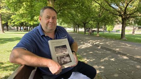 Óscar Ramos Cabodevilla posa con su último libro