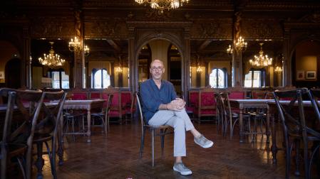 El presidente del Nuevo Casino de Pamplona, José Luis Pujol Equisoáin, en el salón donde se hace el baile de la alpargata.