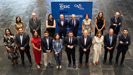Foto de familia con galardonados, miembros del jurado y autoridades, en el Baluarte pamplonés