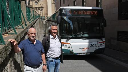 Luis Sota Sola y Juanjo Jaime Sánchez, en la cuesta de Santo Domingo por donde sube la villavesa que viene de la Rochapea