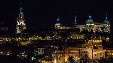 Vista nocturna de la ciudad de Toledo.