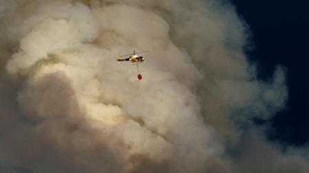 Un helicóptero, actuando contra el incendio que ese jueves 25 de junio se desató en Ezcabarte y Juslapeña