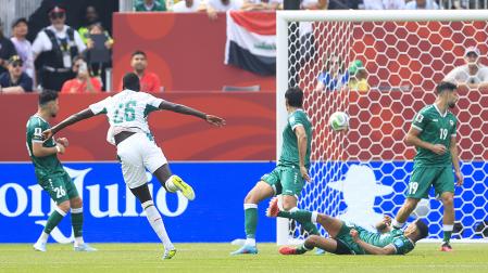 Pape Gueye anota uno de los dos goles que marcó a Iraq