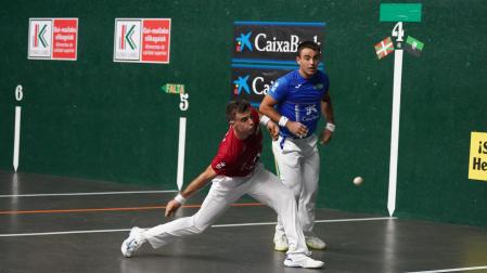 Jon Ander Peña se perfila ante Larrazabal, anoche en Sestao.