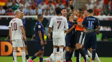 El arbitro Ismail Elfath (2-d) muestra tarjeta roja a Agustín Canobbio (3-d) de Uruguay este viernes, en un partido del grupo H del Mundial de la FIFA 2026 entre Uruguay y España en el estadio Akron en Guadalajara (México)