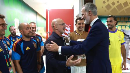 El rey Felipe VI felicita al seleccionador de España Luis de la Fuente este viernes, tras el partido del Mundial de la FIFA 2026 ante Uruguay, en el estadio Akron en Guadalajara (México)