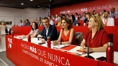 El secretario general del PSOE, Pedro Sánchez  (2i), y la vicesecretaria general, María Jesús Montero (2d), durante la reunión del Comité Federal del Partido, este sábado