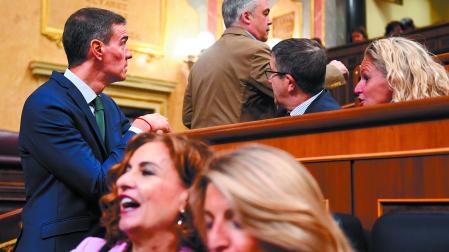mirada del presidente Sánchez a Cerdán