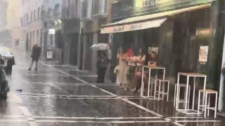 Vídeo: La tormenta de este sábado por la tarde sorprende a los viandantes por las calles del Casco Viejo