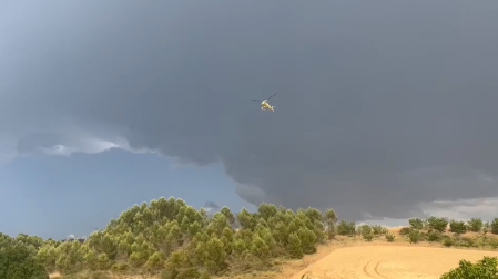 Un helicóptero se va debido a la lluvias