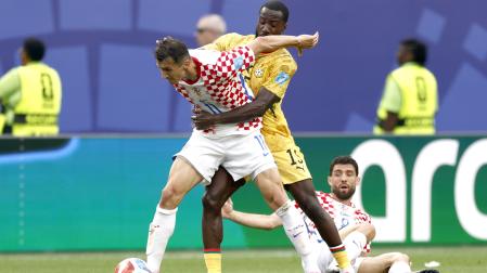 Ante Budimir se mide a Elisha Owusu durante el duelo contra Ghana
