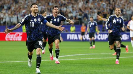 Lionel Messi de Argentina celebra su gol este sábado, durante un partido del grupo F del Mundial de la FIFA 2026 entre Jordania y Argentina en el estadio AT&T Stadium en Dallas
