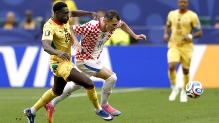 Ante Budimir trata de irse al defensa de Ghana Derrick Luckassen