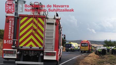 Un camión de bomberos junto a los atendidos en el accidente de Peralta