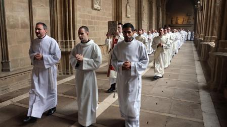 Fotos de la ordenación de tres sacerdotes y tres diáconos en la catedral de Pamplona
