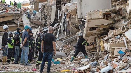 Un grupo de rescatistas trabaja en una zona afectada por el seísmo