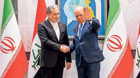 El ministro de Exteriores iraní, Abbas Araghchi, saluda a su homólogo iraquí, Fuad Hussein