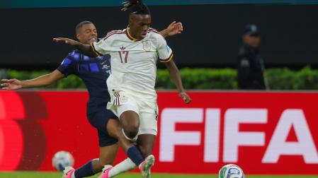 Nicolás De La Cruz realiza una fea entrada a Nico Williams en el partido que enfrentó a Uruguay y España