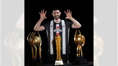 Eduardo Gurbindo Martínez, con los títulos que ha conseguido estas últimas temporadas con el Besiktas turco