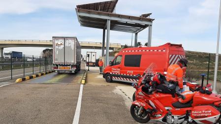 Patrulla del Grupo de Transportes en un control de pesaje