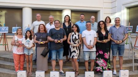 En primera fila, los ganadores. De izquierda a derecha: Mayka Moras, Lea Moureaux, Raquel Apastegui, Iñaki Cornago, Sara García -en representación de su padre, Javier García-, Francisco Javier Munuera, Teresa Montiel y David Chain. Detrás, autoridades y organizadores. De izquierda a derecha: Félix Esain, Tomás Saso, Reyes Carmona, Alejandro Toquero, Javier Pérez-Nievas e Irene Royo