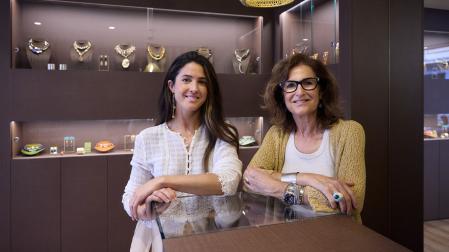 Estela Basterrechea y Estela Martín, hija y madre, posan tras el mostrador de su tienda, en la calle Amaya de Pamplona.