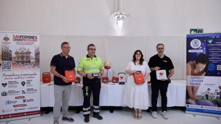 De izda. a dcha.; Patxi Bueno Pérez (Primeros Auxilios Navarra), Peio Jiménez Díaz (DYA Navarra), Saioa Villar Sola (Hotel Pamplona Catedral) y Carlos Díaz Robredo (Alerta Emergencias), ayer en la presentación.