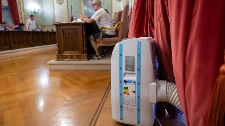 Un aparato de aire acondicionado portátil en el salón de plenos de Tudela durante la sesión de este lunes