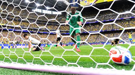 El meta Zion Suzuki se lamenta tras encajar el 2-1 en el descuento del partido contra Brasil