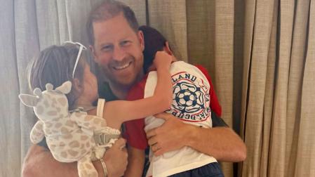 El príncipe Harry abraza a sus hijos Archie y Lilibet, en una foto publicada en Instagram en el perfil de Meghan Markle
