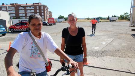 De izquierda a derecha: Marta Caballero Martínez y Yonaysy Torres, ante el aparcamiento donde falleció Abddulá