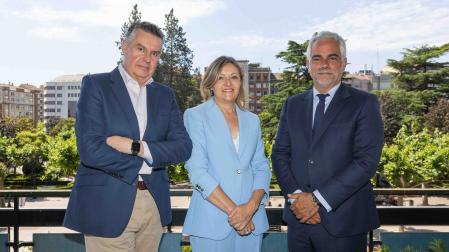 De izquierda a derecha, Fernando Rubio, Cristina Rubio y Arturo del Burgo de Ecija Pamplona