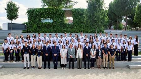 Alumnos de la XXI Edición de Becas Europa Santander Universidad Francisco de Vitoria acompañados del rector de la UFV, Daniel Sada.