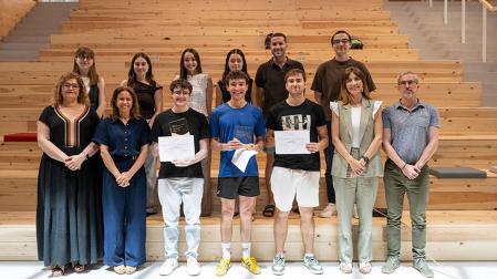Premiados en las categorías de enfermería, psicología y medicina, en la Facultad de Ciencias de la Salud de la UPNA, junto con el resto de finalistas, profesorado y responsables de la Facultad