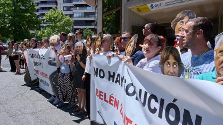Foto de la concentración de las autoescuelas de Navarra ante la Jefatura de Tráfico.