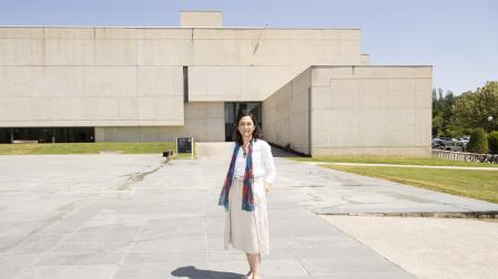 Ruth Gutiérrez Delgado (Jerez de la Frontera, Cádiz, 1976), delante de la Facultad de Comunicación de la Universidad de Navarra.