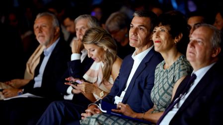 El presidente del Gobierno, Pedro Sánchez (c) junto con la ministra de Inclusión, Seguridad Social y Migraciones, Elma Saiz (2d), el ministro de Industria, Turismo y Comercio, Jordi Hereu (d), el ministro del Interior, Fernando Grande-Marlaska (2i) y el ministro de Política Territorial, Ángel Víctor Torres (i) durante la presentación este martes del Plan de Integración y Ciudadanía y de la campaña institucional ‘¿De dónde vienen? Vienen de hacer país’ celebrada en Madrid.