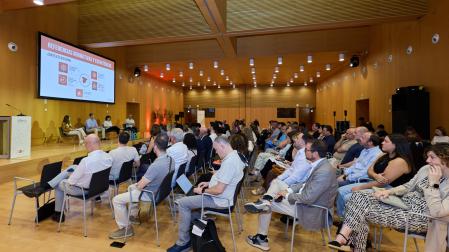 La presentación del borrador del plan de innovación ha atraído la atención de un numeroso público
