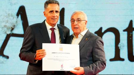 Miguel Induráin junto al presidente del Comité Olímpico Español,. Alejandro Blanco, durante el homenaje a los medallistas y diplomas olímpicos de Atlanta'96.