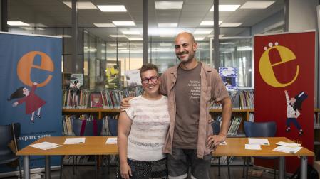 Naroa Martínez y Unai Ruiz, este martes, en la biblioteca del Valle de Aranguren, donde se anunció que habían ganado el premio Etxepare