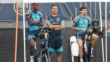 Nico Williams y Jeremy Pino realizan estática en el entrenamiento de este lunes, 29 de junio, en Chattanooga
