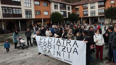 Imagen de una protesta por falta de pediatras en Lekunberri y su entorno.
