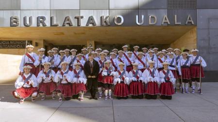 Foto de familia del grupo Larratz Dantzari Taldea cuando el 24 de junio se dan cita diferentes generaciones para bailar la Ezpata Dantza. LARRATZ