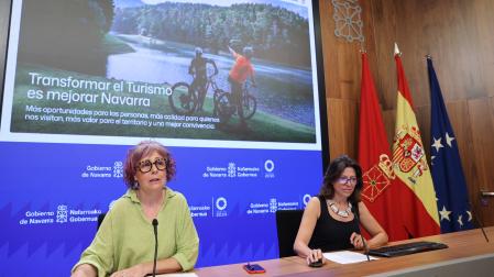 La consejera Rebeca Esnaola (izquierda) y la directora de turismo Ana Rivas (derecha) en la presentación de Cuenta Satélite