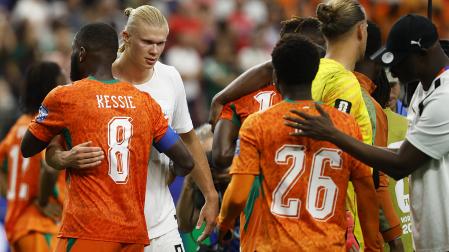 Los jugadores de Noruega, Haaland y de Costa de Marfil, Kessie, se saludan al final del partido