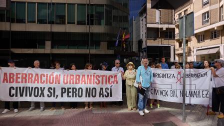 Vecinos que llevaron las firmas al Defensor del Pueblo con pancartas de protesta en la sedejesús garzaron